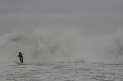 Andymac getting out of the way
more photos on www.strongkiteboarding.com

