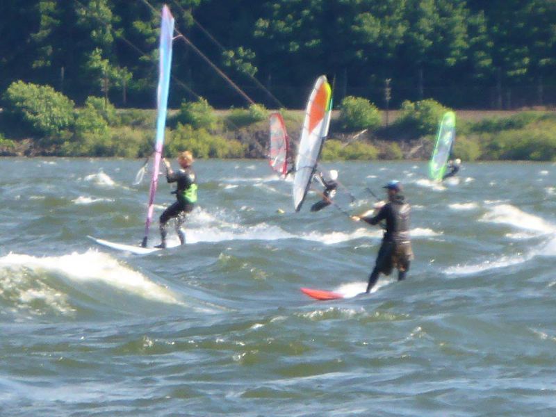 biggest crowd of the day- doing the salmon thing
dickhead kiter in the middle, the only one, everyone else was so respectful & sharing the water it was crazy
