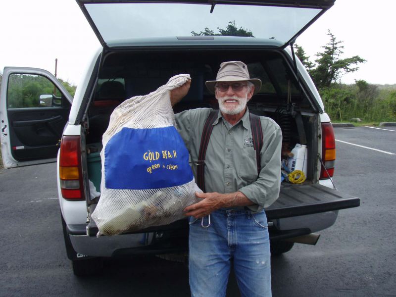 Steve Johnson, (Japanese Tsunami Beach volunteer) local good guy keeping the place pristine
Keeps him slimmer/fitter than most around here.  Good on ya, Steve.  Free bags available at the Gold Beach Visitor's Center
