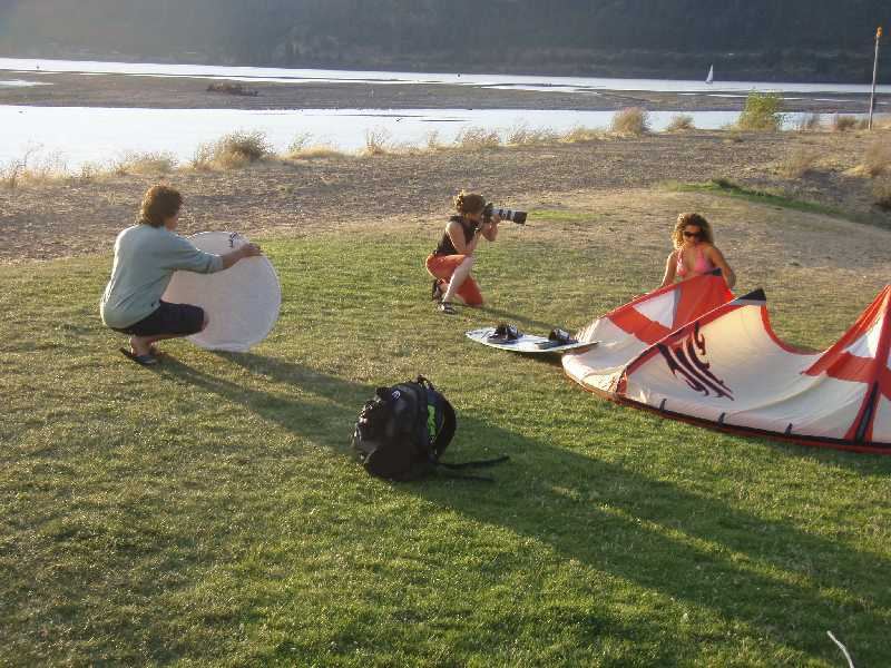 Hoser assisting the Maiden in Distress
Brazilian Kite Queen Photoshoot @HR Marina
