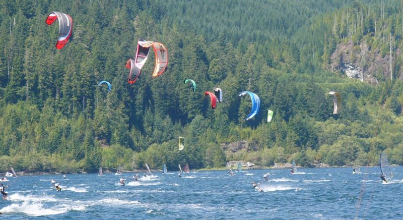 Windfest 2006 - Kiters and Windsurfers mingle at Windfest
