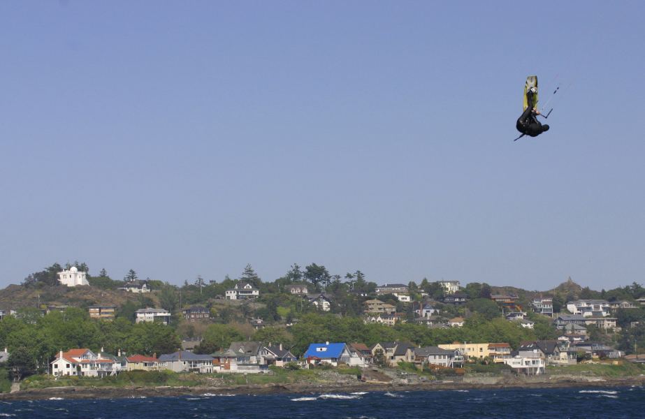 globe vs. skyline
sorry i didn't get more water beneath this to show height... but he had a couple of jumps pushing 30 feet.
