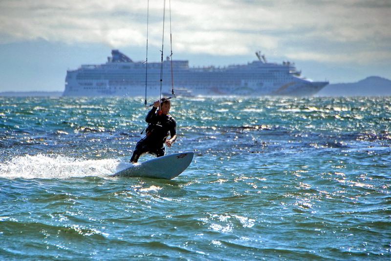 KiteSurfingJune7_06_exposure_resize.jpg